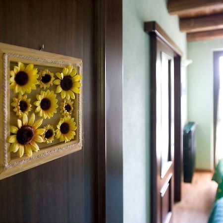 Cascina Il Ginepro Guest House Sinio Eksteriør bilde