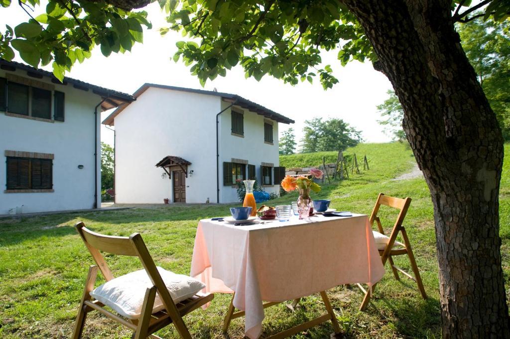 Cascina Il Ginepro Guest House Sinio Eksteriør bilde