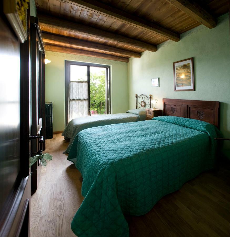 Cascina Il Ginepro Guest House Sinio Eksteriør bilde
